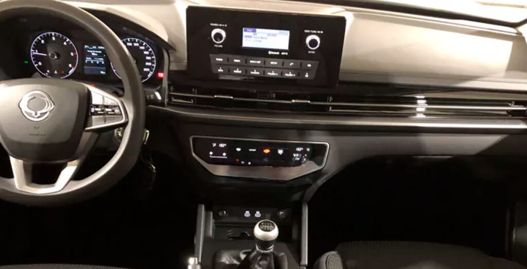 SsangYong-Musso-Sports-D22-DTR-Pro-4X4-MT-interior-delantera-2