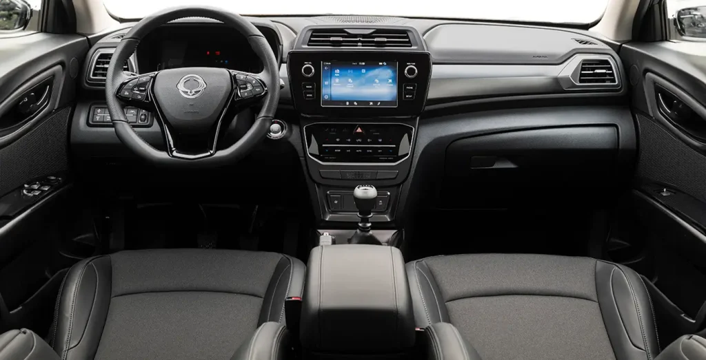 SSANGYONG-Tivoli-G15-Urban-Plus-4x2-interior-delantera.webp
