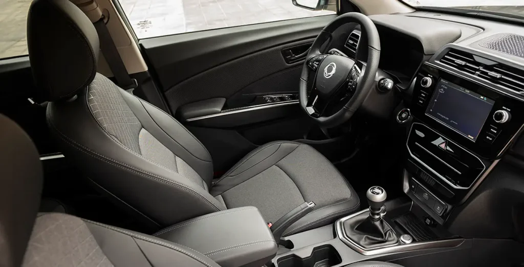 SSANGYONG-Tivoli-G15-Urban-Plus-4x2-interior-delantera-2.webp