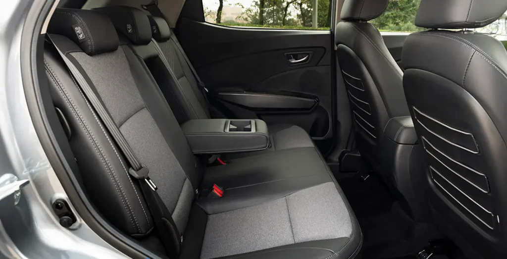 SSANGYONG-Tivoli-G15-Urban-Plus-4x2-interior-trasera.webp