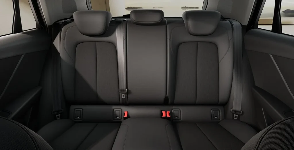 Audi-Q2-Advanced-30-TFSI-116cv-interior-trasera.webp