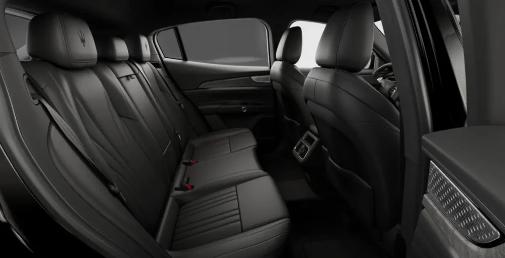 MASERATI-Grecale-L4-MHEV-300CV-AWD-interior-trasera.webp