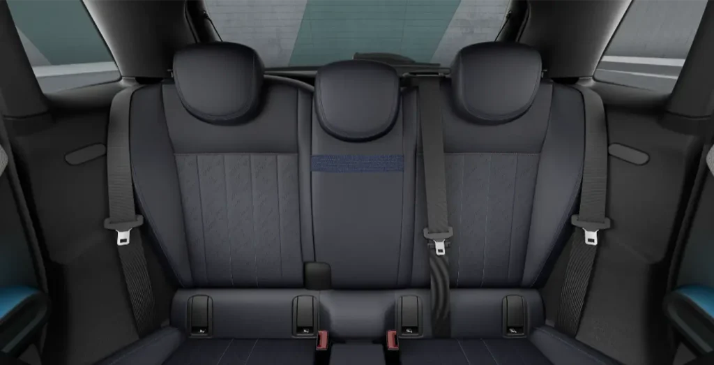 MINI-Cooper-5-Puertas-C-Favoured-115kW-interior-trasera.webp
