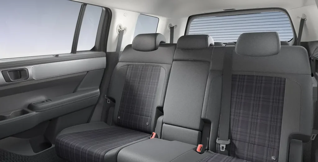 Hyundai-Santa-Fe-1.6-T-GDI-Maxx-PHEV-252CV-4x4-6AT-interior-trasera.webp