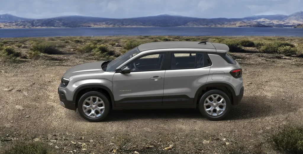 JEEP-AVENGER-E-HYBRID-ALTITUDE-gris-lateral.webp