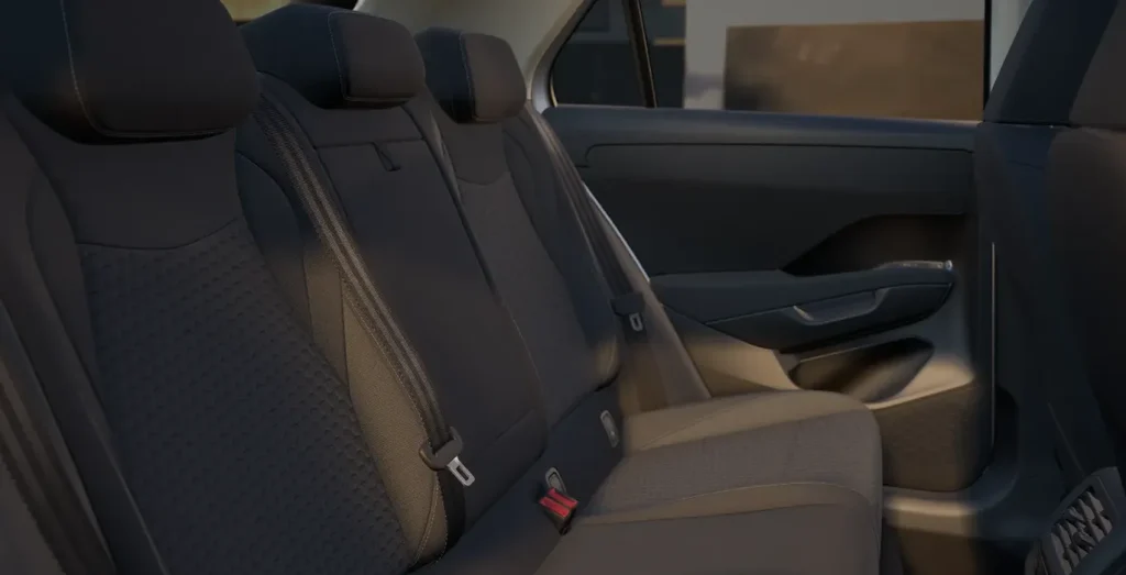 Volkswagen-T-ROC-Mas-1.5-eTSI-85kW-116CV-DSG-interior-trasera.webp